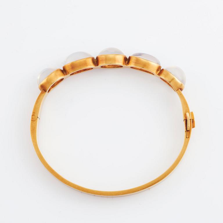 Wiwen Nilsson, an 18K gold bracelet set with cabochon-cut moonstones, Lund 1947.