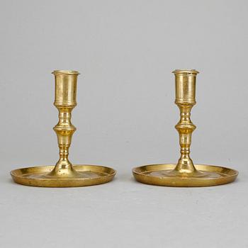 LJUSSTAKAR, 2 st närmast identiska, mässing. Senbarock, 1700-talets mitt.