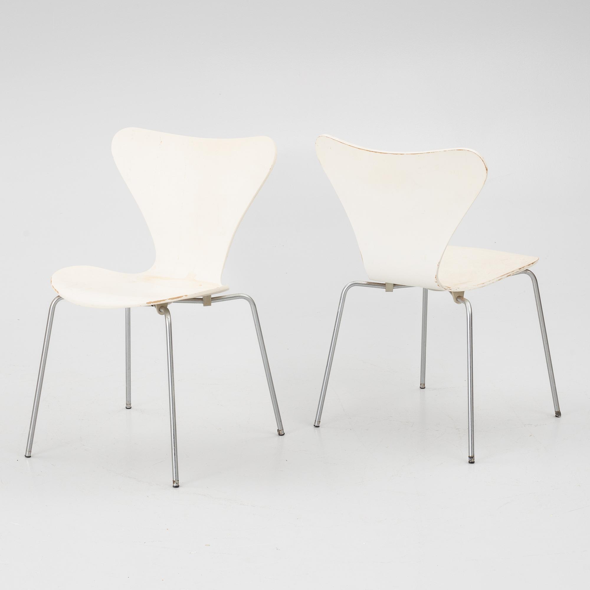 Arne Jacobsen, Four 'Series 7' chairs, Fritz Hansen Denmark 1970.