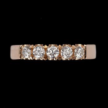 ALLIANSRING, guld 14K, 5 briljantslipade diamanter tot. 0,64 ct. Vikt 6,0 g. Intyg 207.