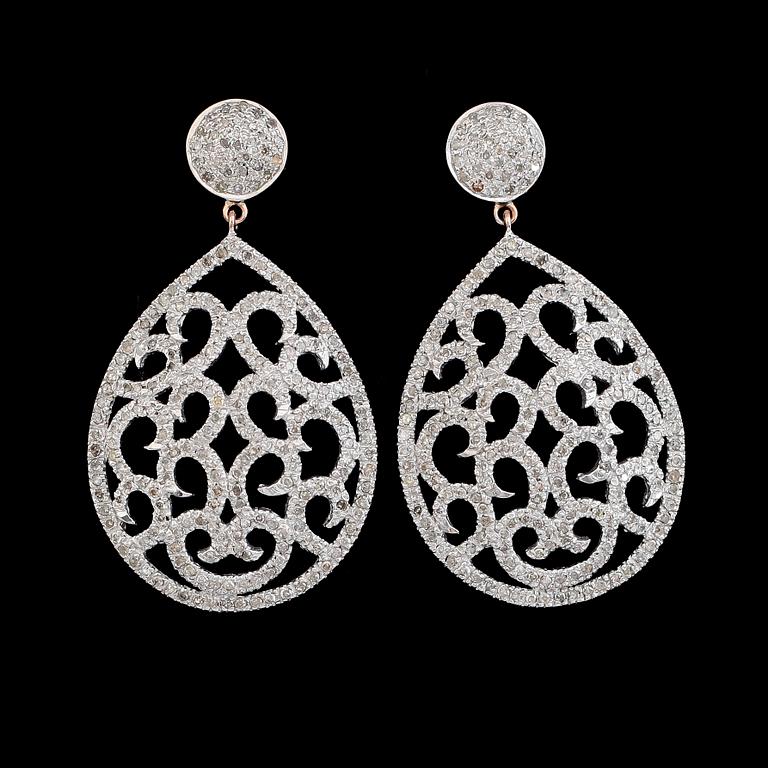 ÖRHÄNGEN, 1 par, 18 k guld samt silver, briljantslipade diamanter tot 3.08 ct. Total vikt 11,4 g.