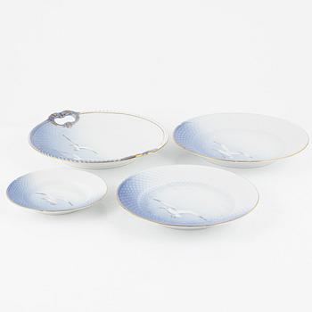 Matservis, ca 97 delar, porslin, "Blå Måsen", Bing & Grøndahl samt Royal Copenhagen, Danmark.