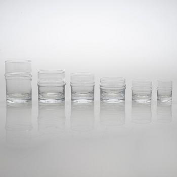 Timo Sarpaneva, glasuppsättning, glas, 42 delar, "Droppring" för Iittala. Formgiven 1963.