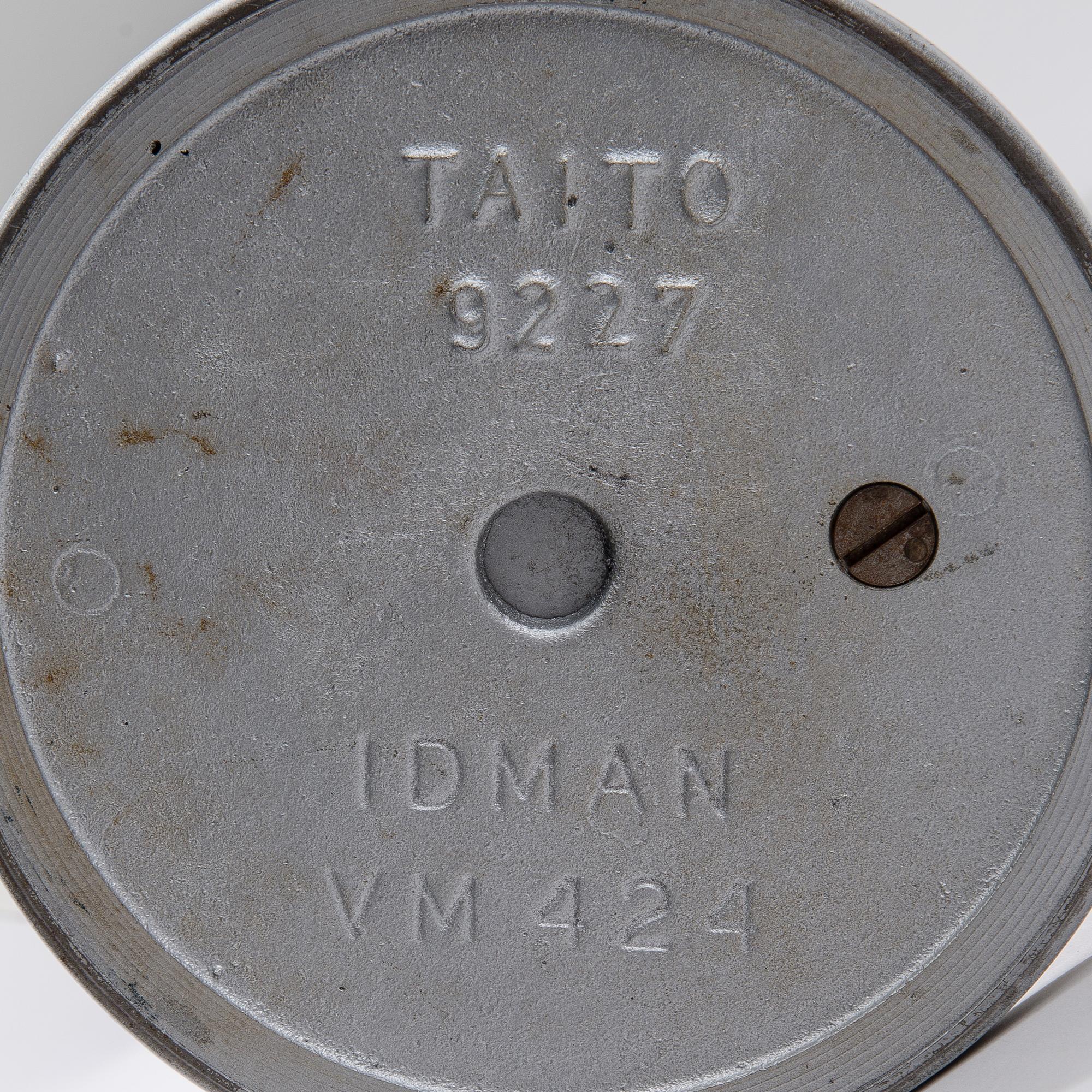 PAAVO TYNELL, PÖYTÄVALAISIN. Malli 9222. Valmistaja Idman. 1900-luvun puoliväli.