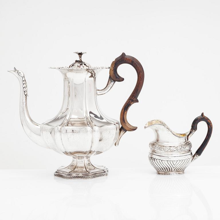 Kaffekanna, och gräddsnäcka, silver, Olof Robert Lundgren Åbo 1847 samt Fredrik Strömsten, Helsingfors 1839.