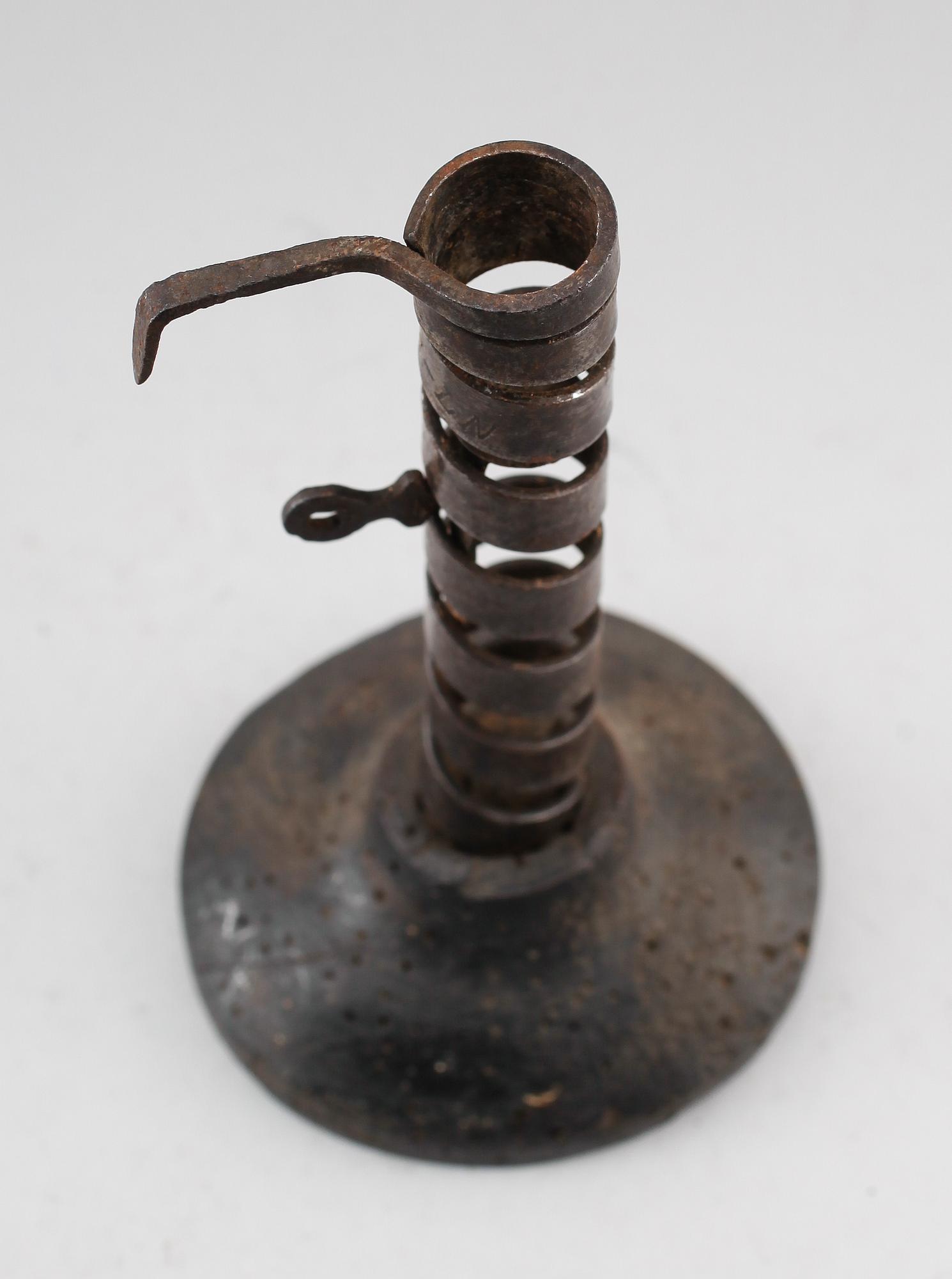 LJUSSTAKE, smide och trä, 1700-tal.