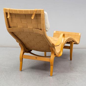 BRUNO MATHSSON, vilfåtölj, "Pernilla", Firma Karl Mathsson, Värnamo, 1980.