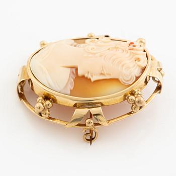 Brosch 18K guld med snäckskalscamé.