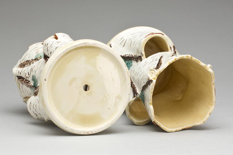 KRUKOR, ett par, majolika, Gustafsberg, en märkt 05.(1905).