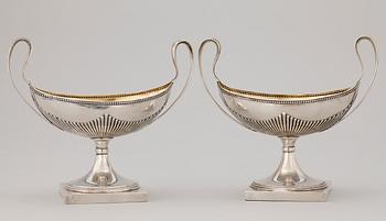 SOCKERSKÅLAR, ett par, silver. Gustaviansk stil. CG Hallberg Stockholm 1895. Tot 354 g.