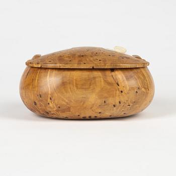 A birch box by Thomas Marainen, signerad.