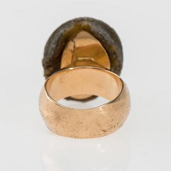 RING, 14K guld, oslipad sten. Matti Hyvärinen, Sirokoru 1963. Vikt ca 13,1 g.