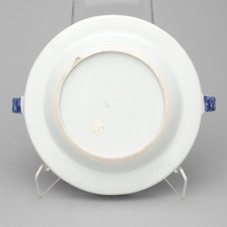 PARTI KINA, 2 st, porslin, varav den ena sen Qianlong, 1700-talets senare del samt tidigt 1900-tal.