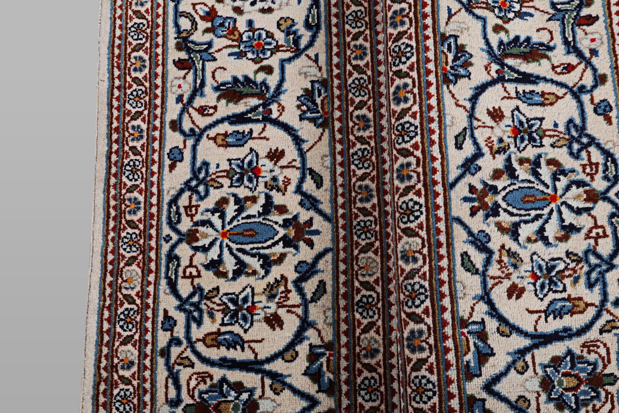 A carpet, Kashan, ca 297 x 197 cm.