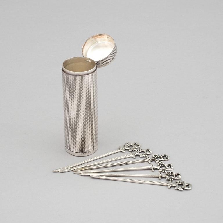 6 COCKTAILPINNAR i ETUI, silver, Gewe Silvervarufabriken AB, Malmö, 1966. Vikt ca 87 gram.