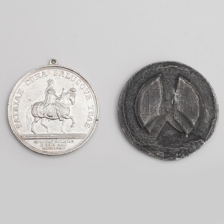 MEDALJER, 2 st, silver, Gustavus III. D.G. Rex Sveciae, bl.a 1772. Vikt ca 169 gram.