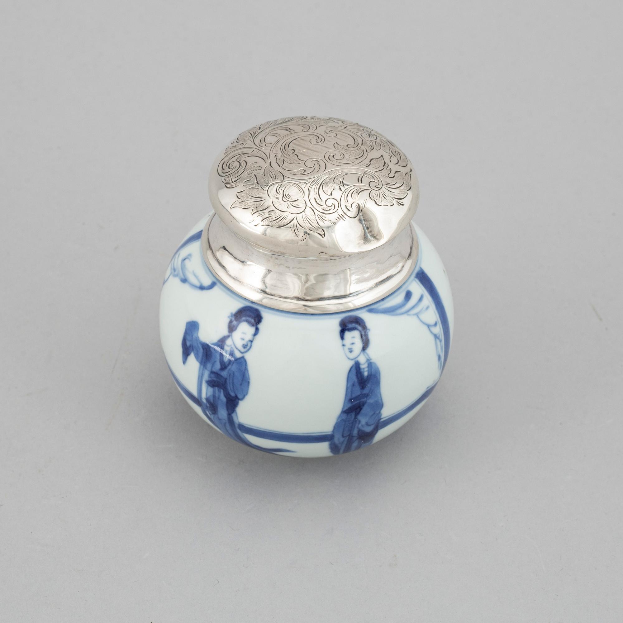 A blue and white tea caddy, Qing dynasty, Kangxi (1662-1722).