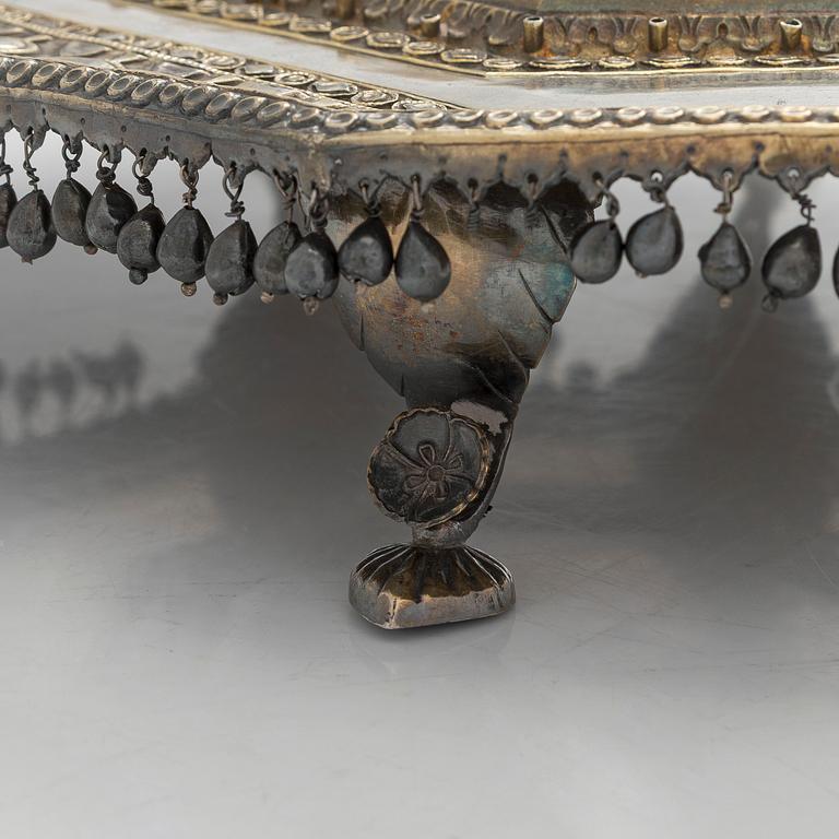 Pan-skrin på bricka, silver och förgyllt silver, mogulstil, Delhi, Indien, 1800-talets första hälft.