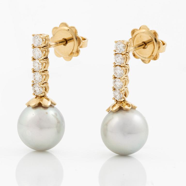 Earrings in 18K gold with cultured Akoya pearls and round brilliant-cut diamonds.