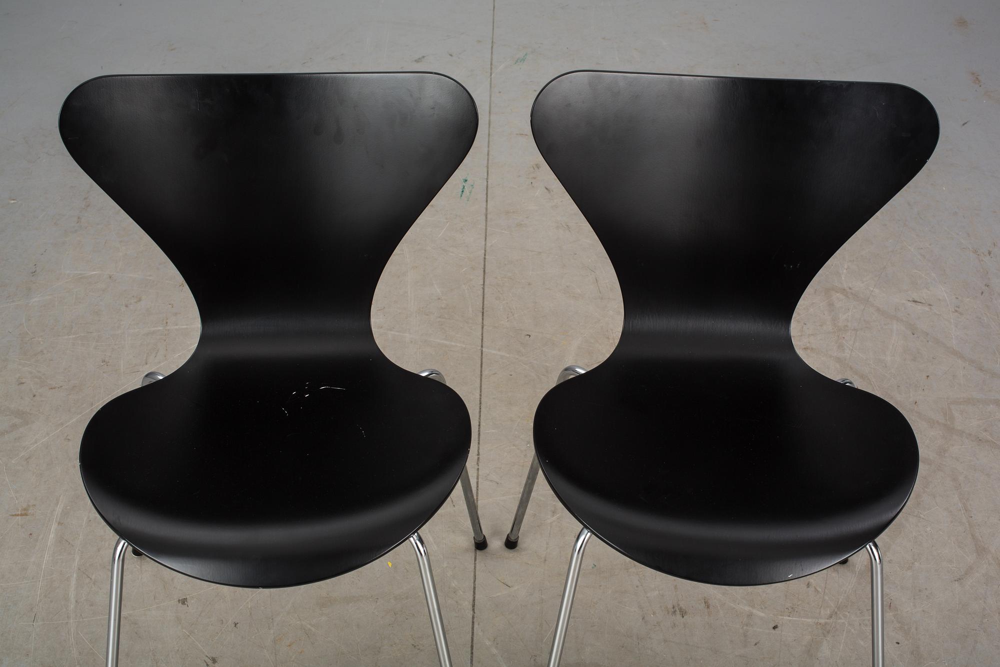 STOLAR, ett par, "Sjuan", Arne Jacobsen, Fritz Hansen, etikettmärkta 1995.