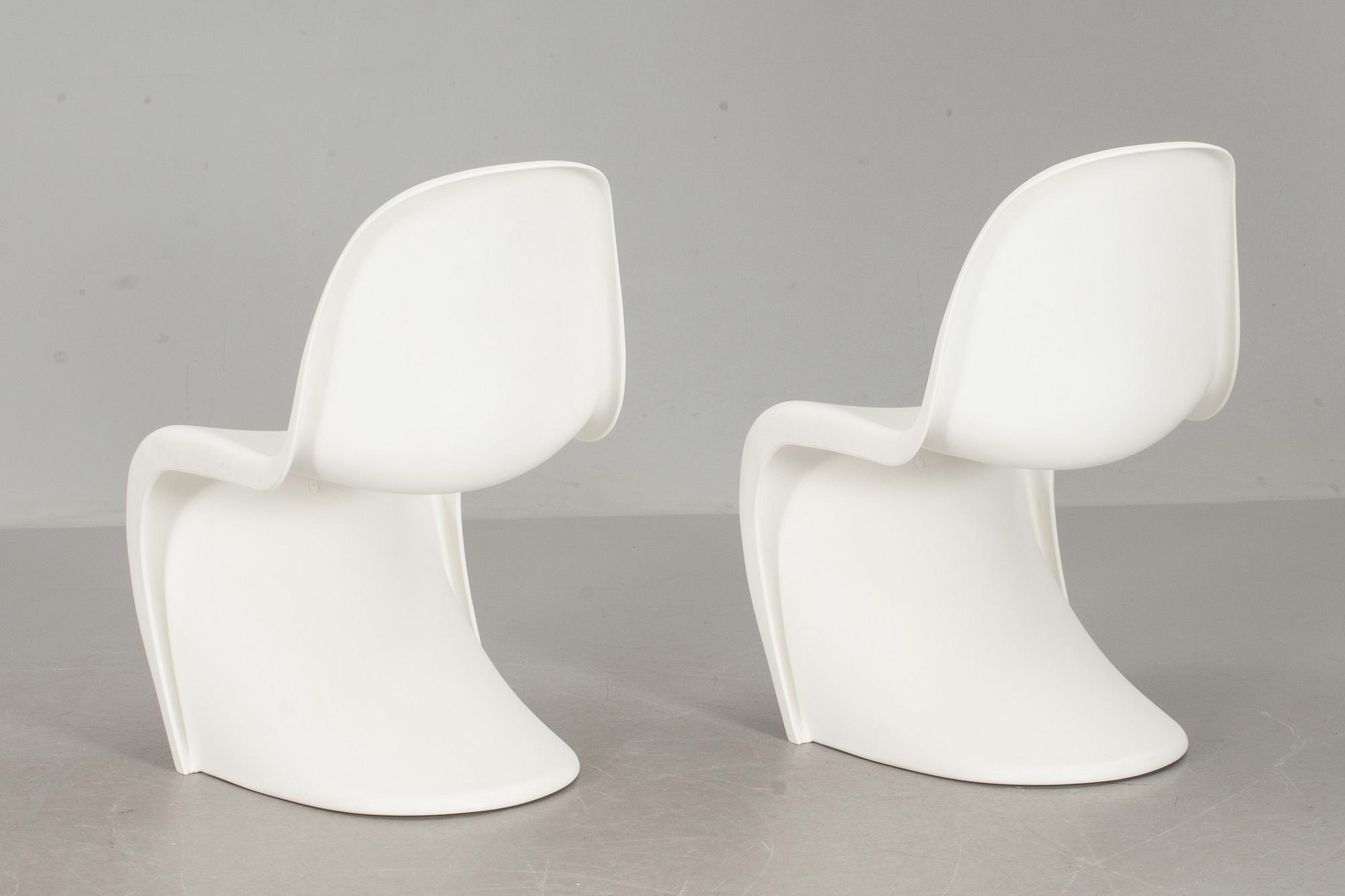 STOLAR, ett par, "Panton chair", Verner Panton för Vitra, formgivna 1960.