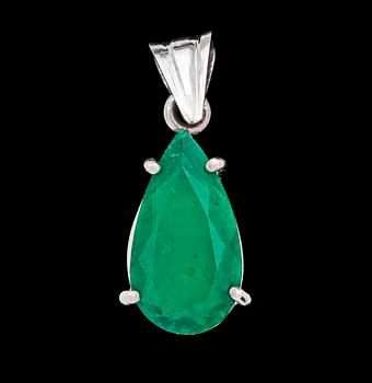 1168. A drop cut emerald pendant, app. 1.70 cts.