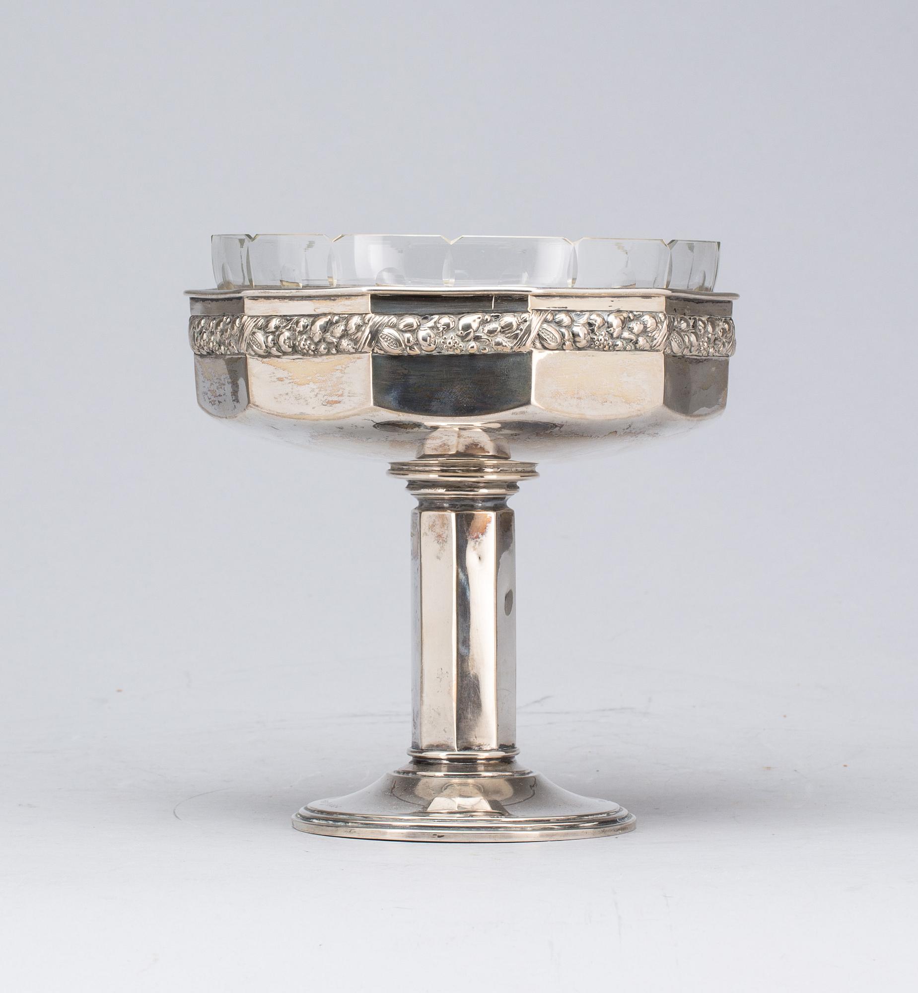 VISITKORTSKÅL på fot, nysilver. 1900-talets första hälft.