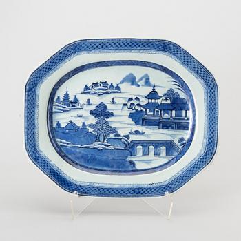 A Chinese Qianlong blue and white porcelain plate.