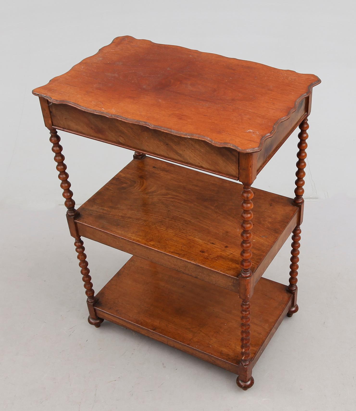 ETAGERE, omkring år 1900.