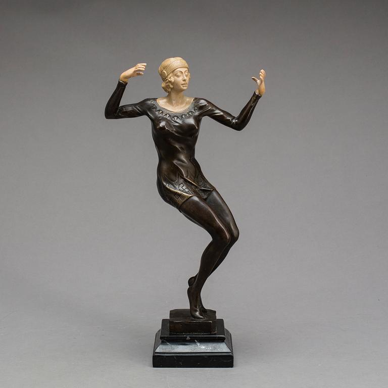 AN ART DECO BRONZE SCULPTURE.