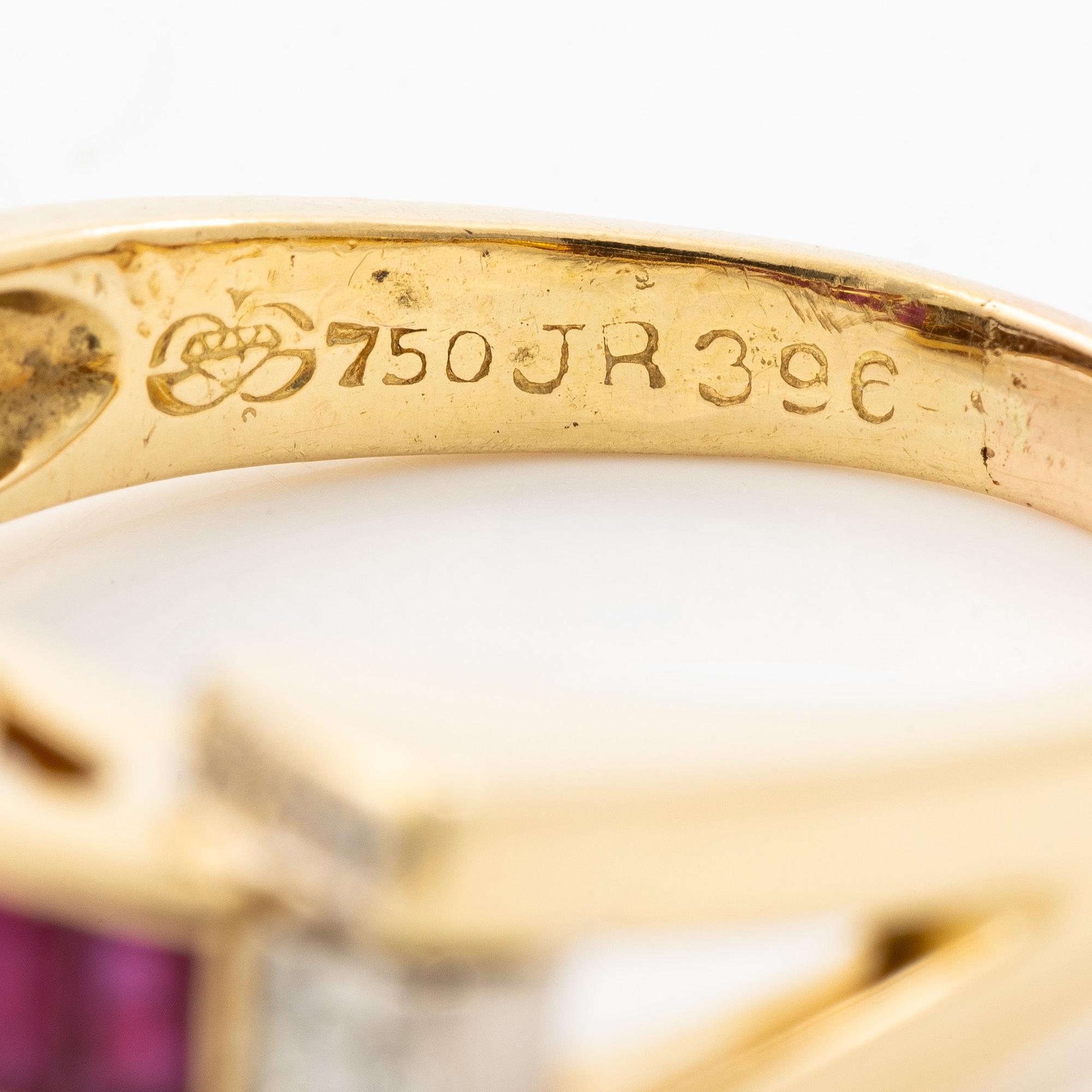 Ring, Engelbert, 18K gold with carré-cut rubies and brilliant-cut diamonds.