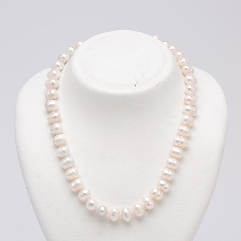 Necklace, cultured freshwater pearls and clasp 14K gold.