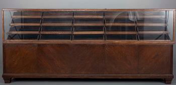 VITRINSKÅP/FÖRSÄLJNINGSDISK, trä samt glas, 1930-tal.