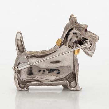 Rintaneula, 18K valkokultaa, sekä granaatteja ja briljanttihiottuja timantteja. BW&Co, Lontoo.