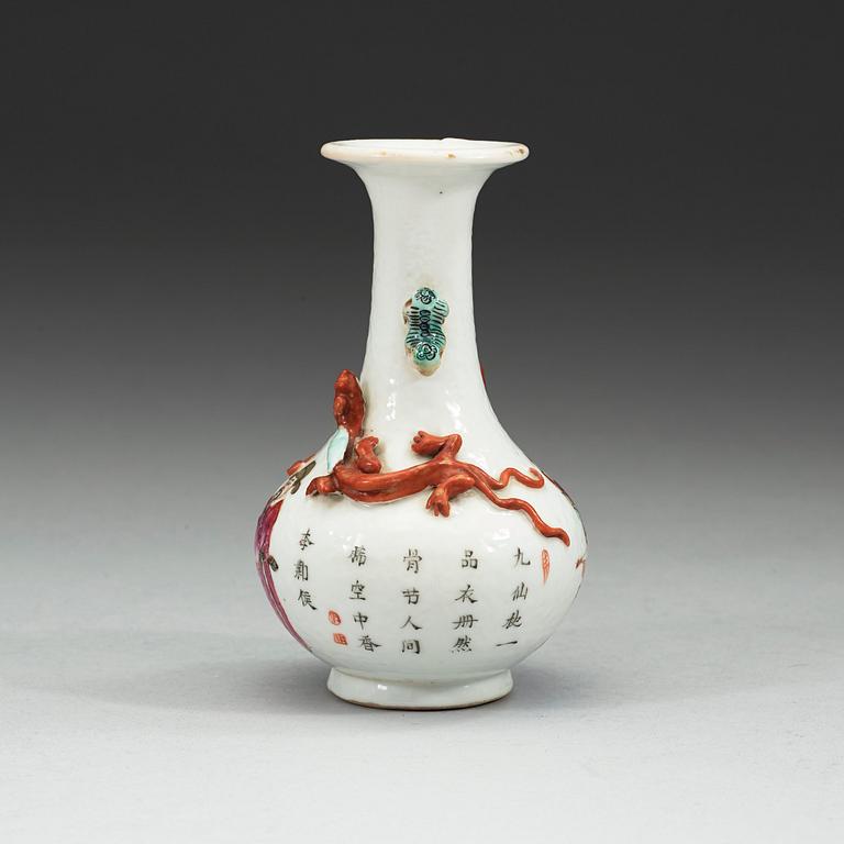 A famille rose dragon vase. Qing dynasty 19th century.