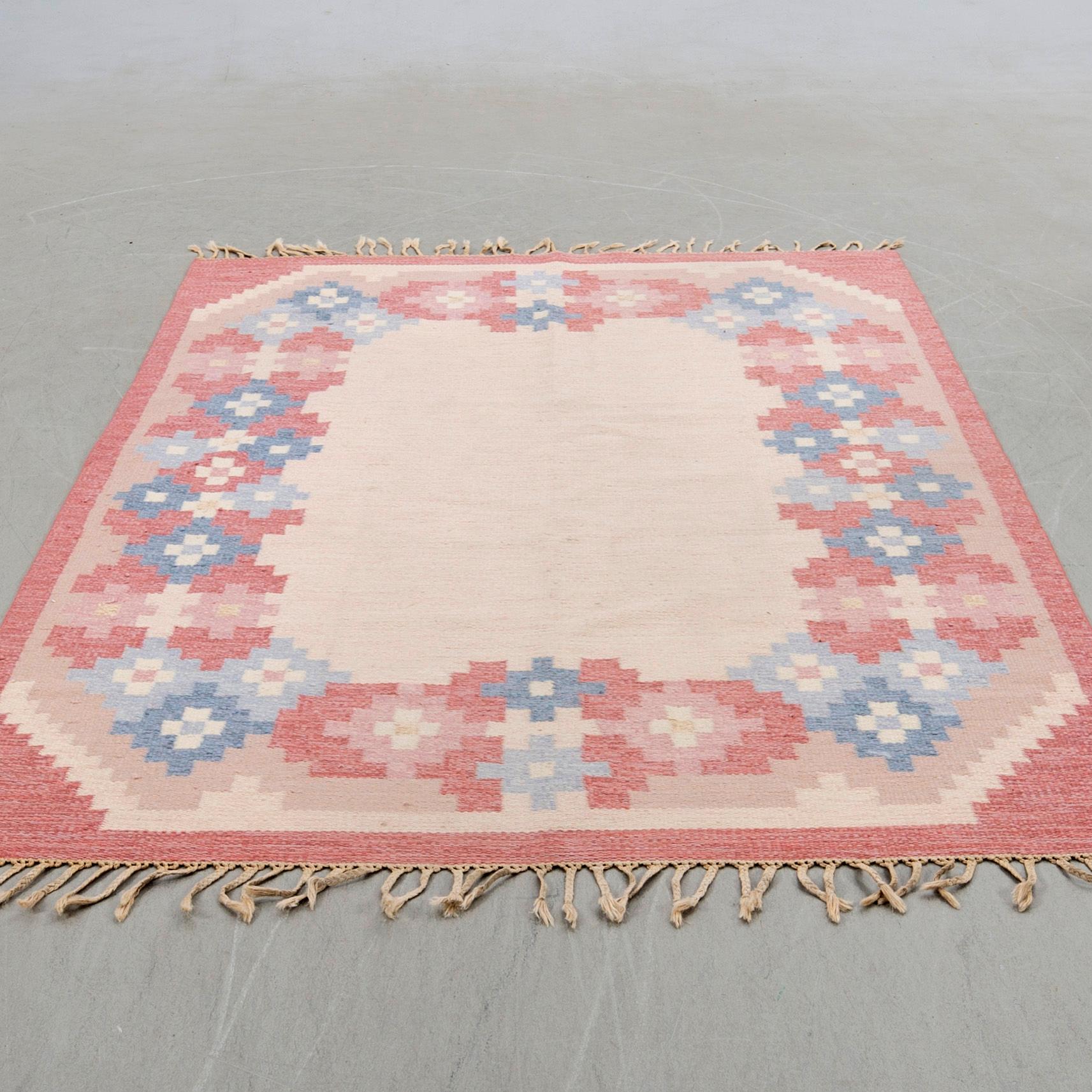 Matta rölakan signerad ILS ca 234x164 cm.