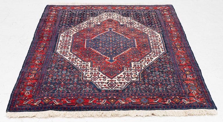 A Senneh rug, c. 160 x 117 cm.