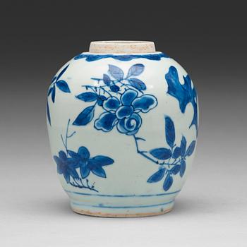 A blue and white Transitional jar, 17th Century.