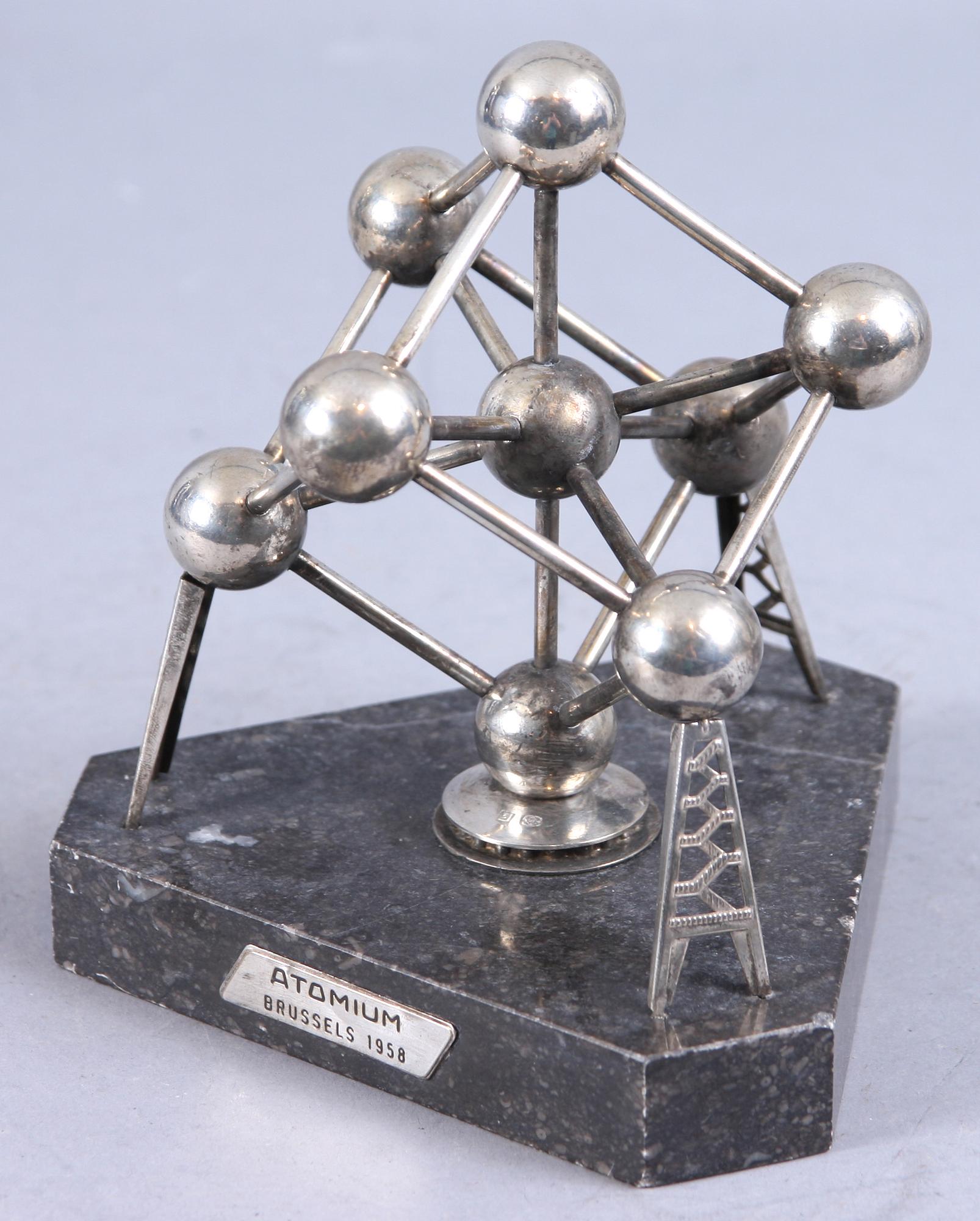 SKULPTUR, vitmetall, märkt "ATOMIUM BRUSSELS 1958".