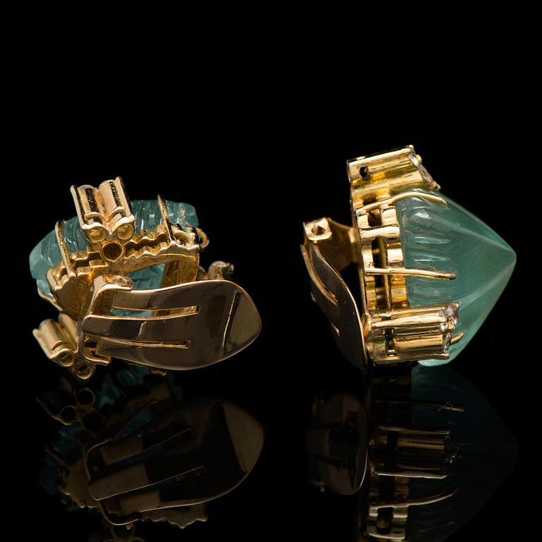ÖRHÄNGEN, graverade akvamariner, briljantslipade diamanter, 18K guld.