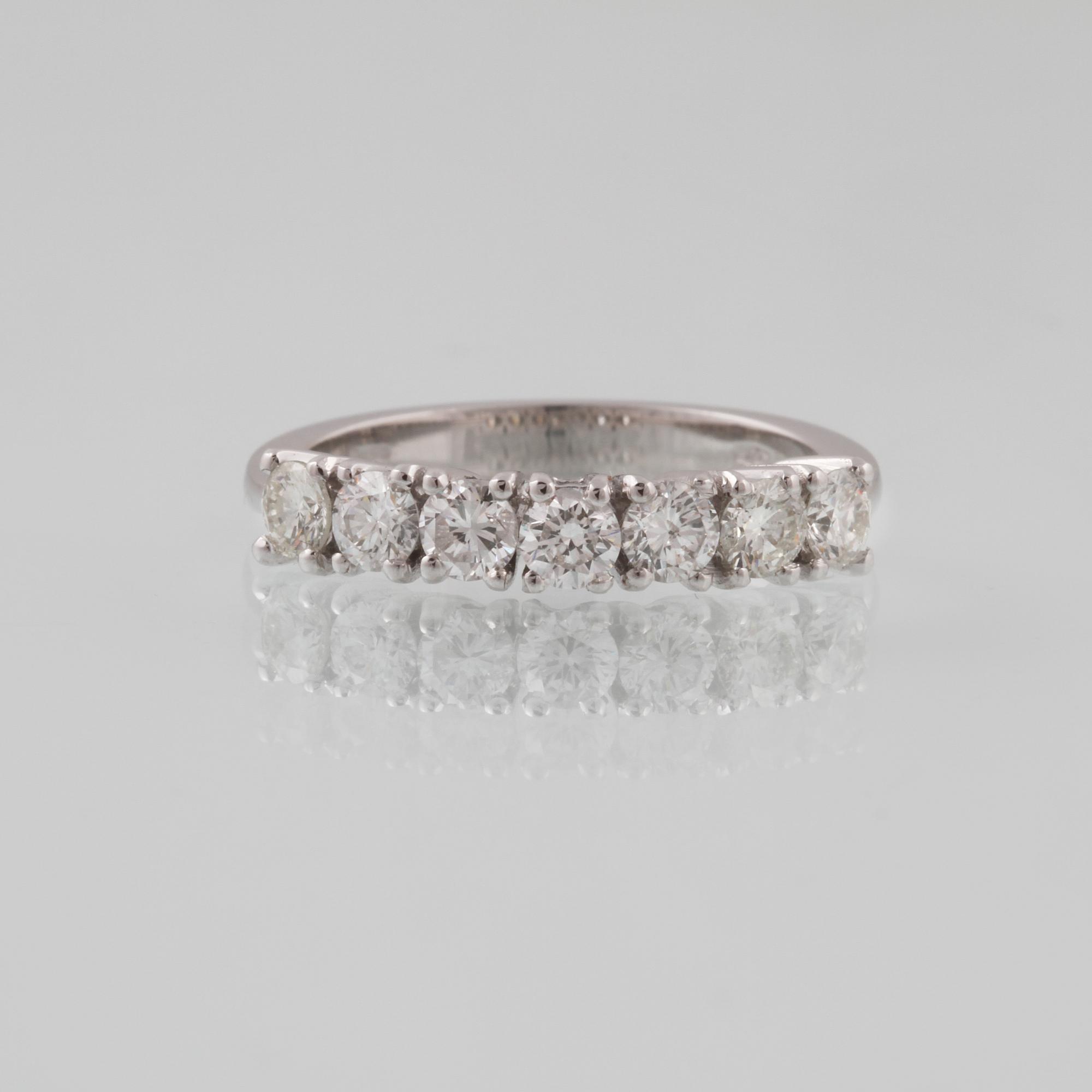 RING, 18K vitguld med 7 briljantslipade diamanter 1.01 ct, Milano, Italien. Vikt 3,7 gram.