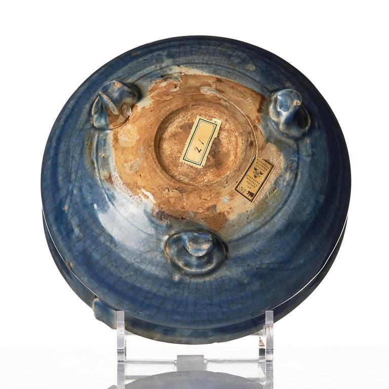 A blue glazed tripod censer, late Ming dynasty, 17th century.