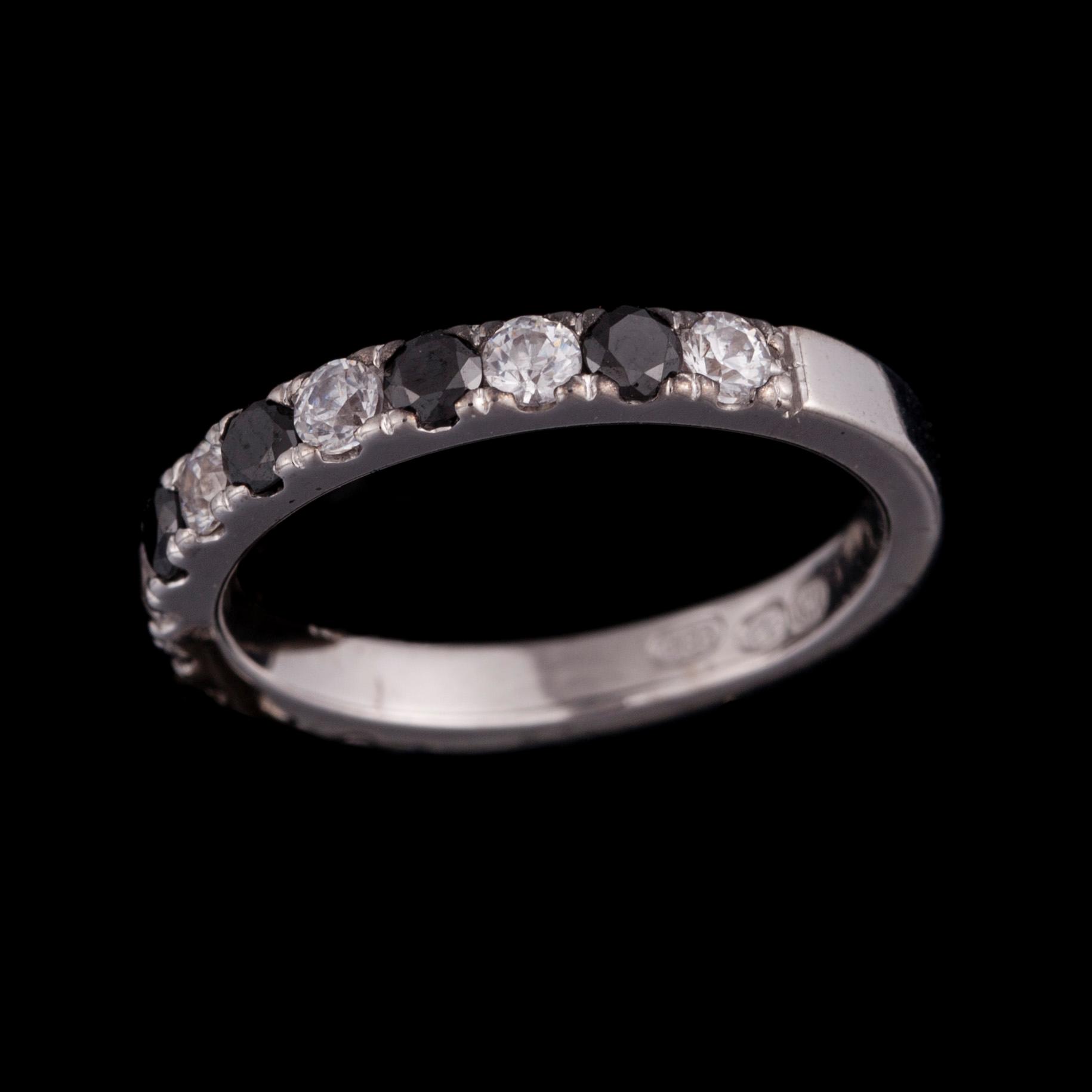 RING, 14K vitguld, med svarta diamanter tot 0,30 ct och zirkoner, år 2009. Vikt 3 g.