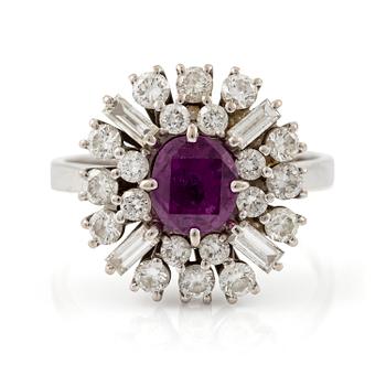 484A. Ring, 18K white gold with a ruby and baguette- and round brilliant-cut diamonds.