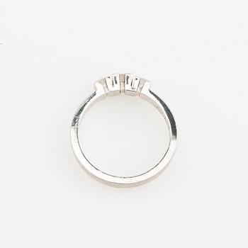 Ring, 18K vitguld med tre runda briljantslipade diamanter.