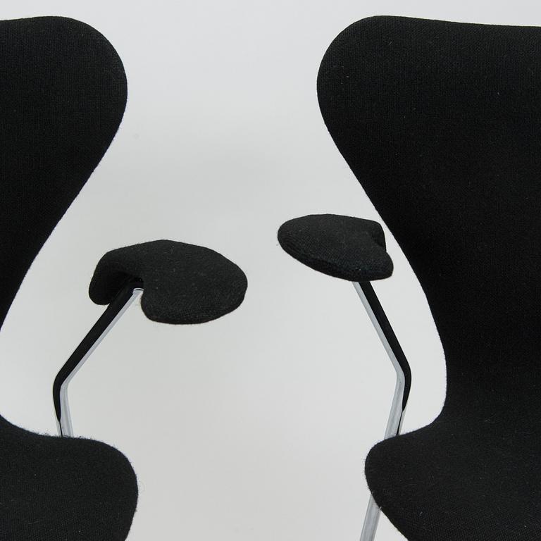 Arne Jacobsen, stolar, 7 st, "Sjuan", Fritz Hansen, Danmark, 1900-talets slut.