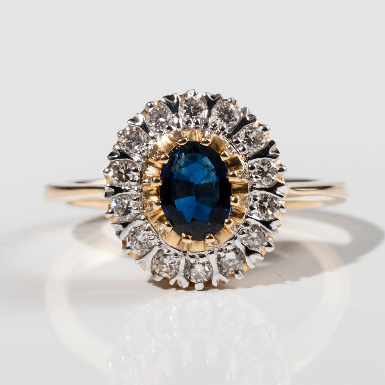 RING, 18K guld, safir, 14 briljantslipade diamanter ca 0,50 ct. Vikt 5,7 g.