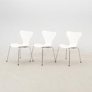 Arne Jacobsen chairs 3 pcs "The Seven" for Fritz Hansen Denmark late 20th century.