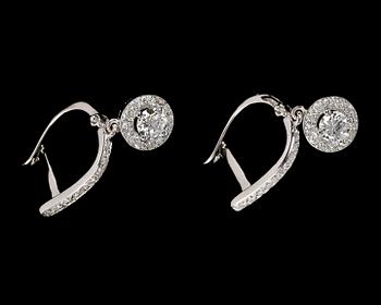 813. EARRINGS, brilliant cut diamonds, 0.30 cts each and app. 0.60 cts smaller, app. G/VS.