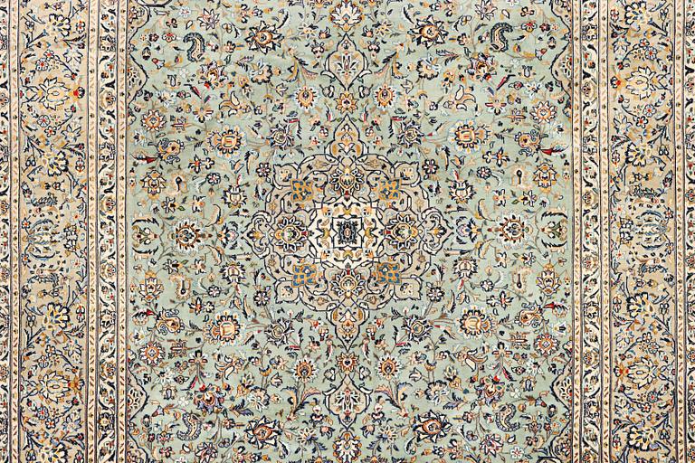 A Kashan carpet, c. 402 x 293 cm.